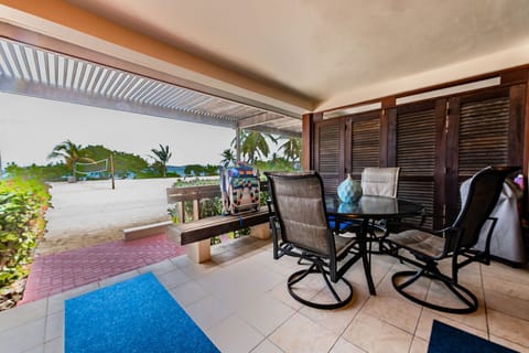 Patio steps to white sandy beaches and turquoise water/Dining for 4 & grill


