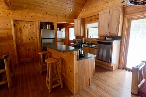 Aspen Lodge Cabin | Private kitchen | Cookware/dishes/utensils, eco-friendly cleaning products