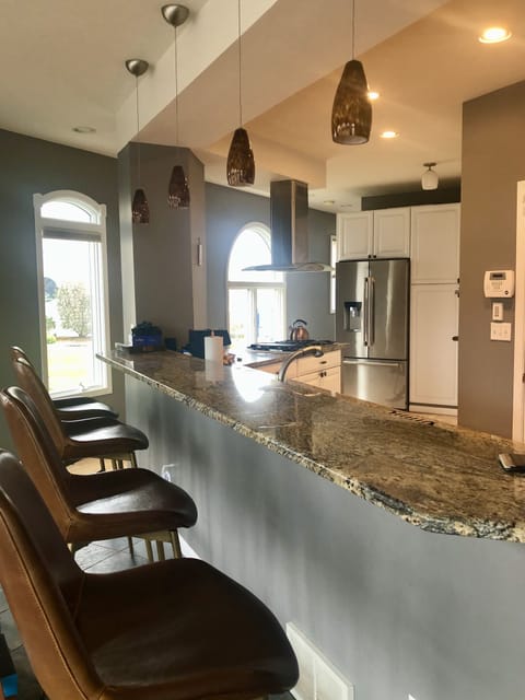 Open kitchen, counter stools 