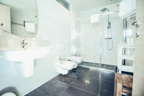 Comfort Double Room & Spa | Bathroom | Shower, rainfall showerhead, free toiletries, hair dryer