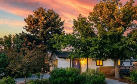 Charming Downtown Cottage — Nestled in the heart of Littleton, this pet-friendly gem offers a private fenced backyard and effortless walks to shops, dining, and Main Street charm. A rare blend of location and cozy luxury. 🏡✨