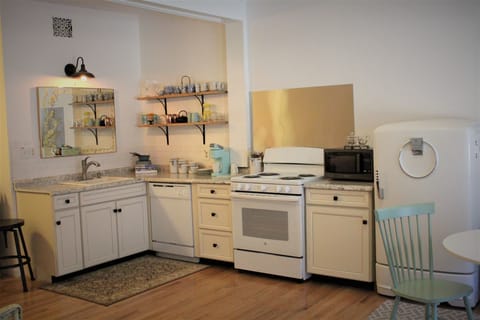 Fully equipped kitchen with dishwasher, oven