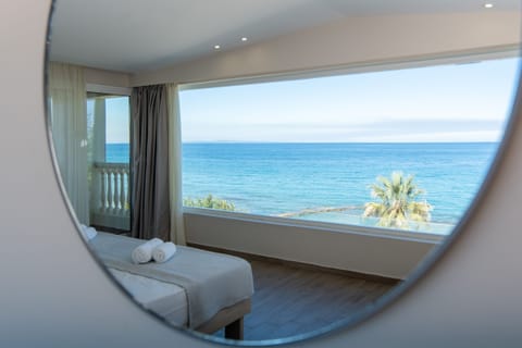 Deluxe Suite, Sea View | In-room safe, individually decorated, individually furnished, desk