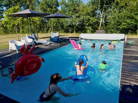 Piscine privée de 4 × 9 m, chauffée de juin à septembre