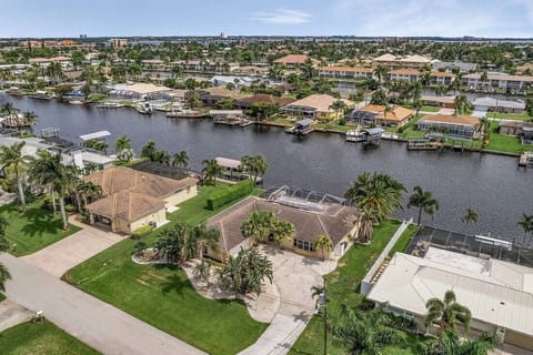 Villa Catalina Isles - quiet small street, wide canal, close to city and river