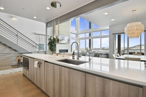 Luxury Townhome, 4 Bedrooms, Mountain View | Private kitchen | Full-size fridge, microwave, oven, stovetop