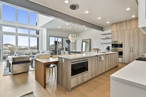 Luxury Townhome, 4 Bedrooms, Mountain View | Private kitchen | Full-size fridge, microwave, oven, stovetop