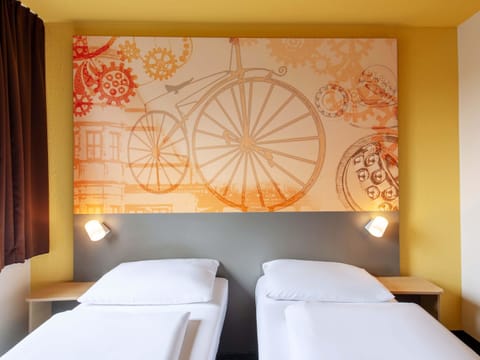 Twin Room | Desk, soundproofing, WiFi (free), bed sheets
