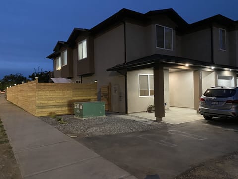 Property is right on Glenmore Rd. Expect traffic noise

