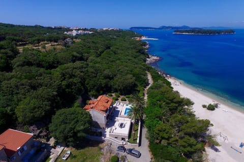 Proximity of the luxury villa Dubrovnik Oasis to the sandy beach