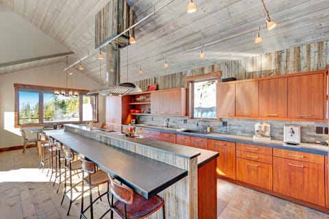 Large counter bar area