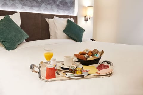 Deluxe Room, 1 King Bed, Non Smoking | Minibar, in-room safe, desk, laptop workspace