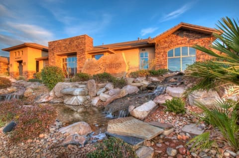 5 star resort, quiet, tucked away, Gateway to Zions National Park. Sleeps 12