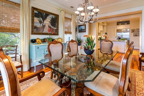 Middle floor extra dining space