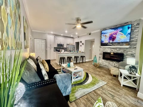 Living room with queen couch pull
Out bed . Smart 65 inch tv