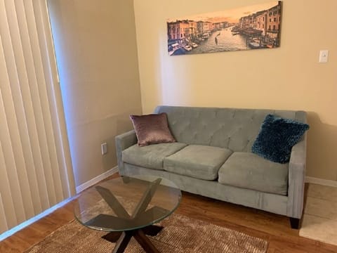 Spacious living room 