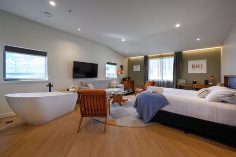 Premium Suite | Egyptian cotton sheets, premium bedding, pillowtop beds, minibar