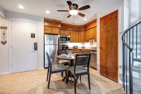 Snow Flower 31's dining area situated in the center of the kitchen with seating and place settings for 4 guests.