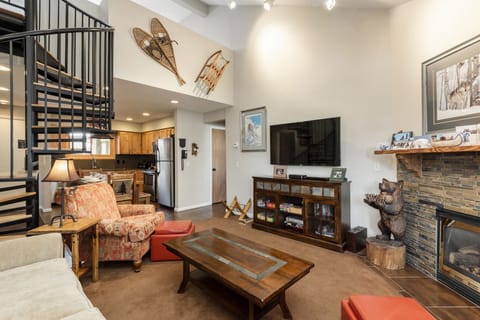 Vaulted ceilings in the living room 