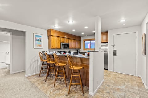 The breakfast bar with seating for 4 guests.