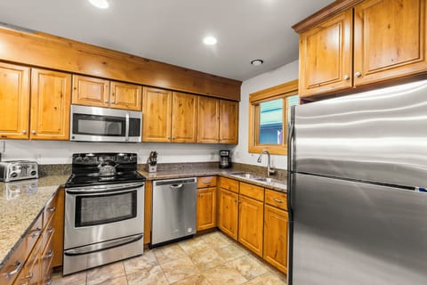 Snowflower 41 has a well-equipped kitchen with stainless steel appliances.
