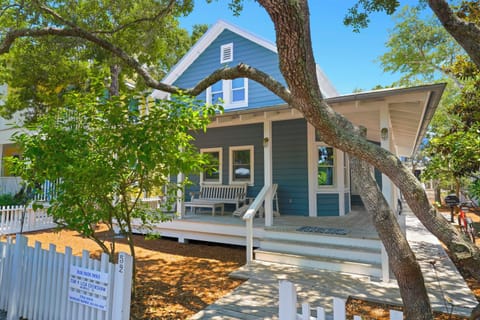 WELCOME TO BLUE SUEDE SHOES IN SEASIDE, 2 MIN WALK TO BEACH!
