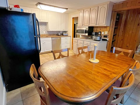 Elevation Vacation Rentals - Land's End 10 - Kitchen + Dining (2)
