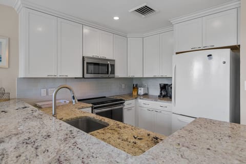 Kitchen and Breakfast Bar