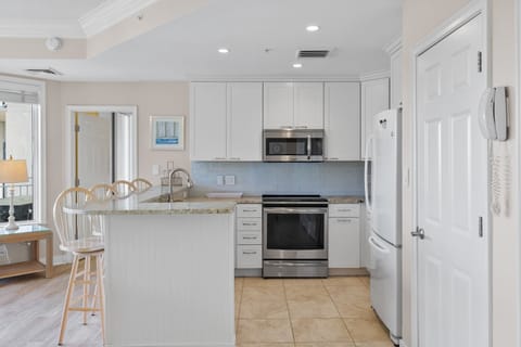 Kitchen and Breakfast Bar