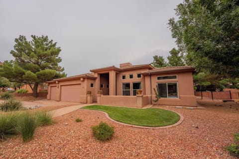 Southwestern-style stucco home with red rock landscaping at Spirit of the Rock, Kanab, UT.