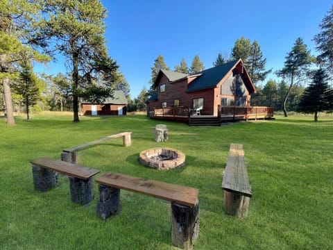 Large Backyard w/ Fire Pit
