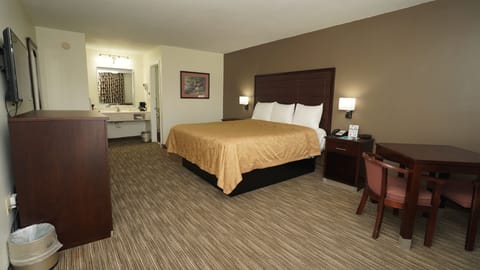 Standard Room, 1 King Bed | Desk, iron/ironing board, free WiFi, bed sheets