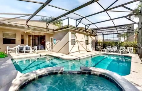 Large pool with jacuzzi. 