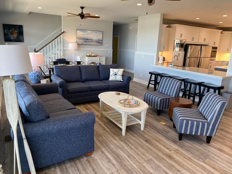 Main Level Sitting area.