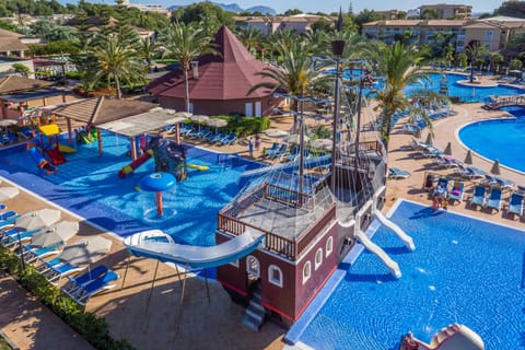 Indoor pool, 8 outdoor pools, pool umbrellas, sun loungers