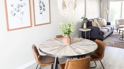Studio (2 Bedrooms) | Living area