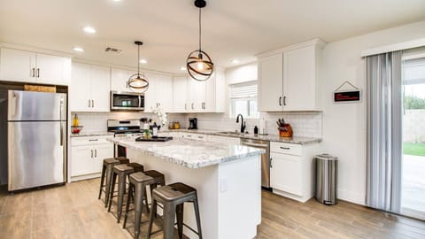 Studio (4 Bedrooms) | Private kitchen | Fridge, microwave, oven, toaster