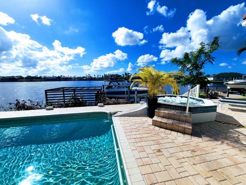 Pool, Spa & Lake View