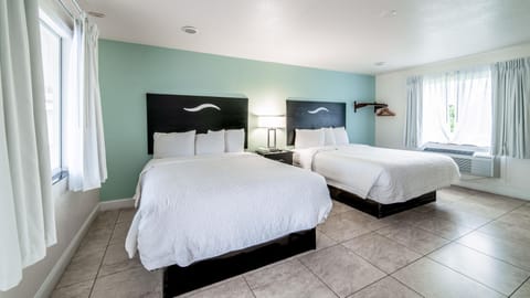 Everglades City Motel - Queen Room, 2 Beds, Kitchenette image 1