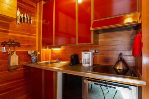 Well equipped kitchen with a dishwasher