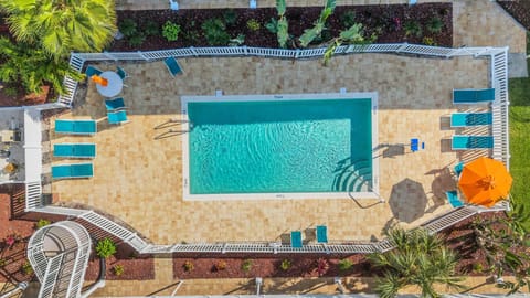 Heated Community Pool – A crystal-clear guest favorite, kept warm year-round.