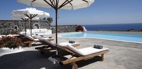 Seasonal outdoor pool, pool umbrellas
