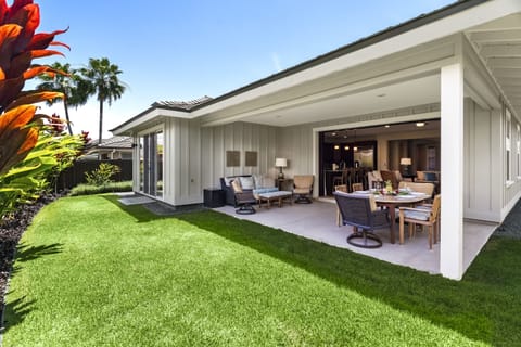 The outdoor area of this Holua Kai at Keauhou rental, with ample seating and tables.