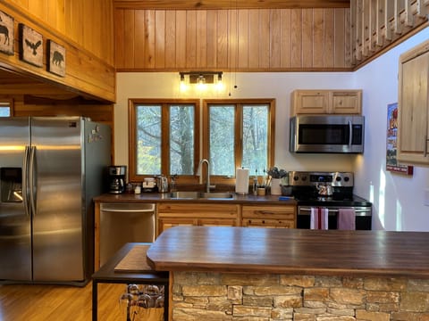 Full-size appliances - fridge, dishwasher, ceramic cook-top and oven + microwave