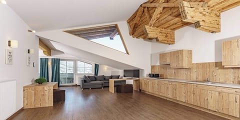 Hypo-allergenic bedding, down comforters, in-room safe, desk