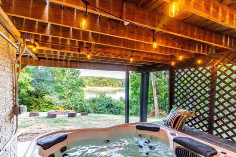Completely unwind and let your worries disappear in this covered hot tub ✨, comfortably fitting 6 adults! You'll love soaking in warmth while the snow falls outside ❄️☃️—the perfect winter escape!