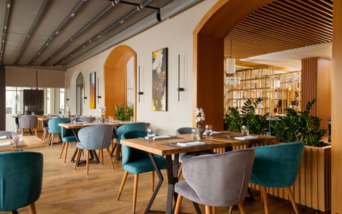 2 restaurants; breakfast, lunch, dinner, and brunch served