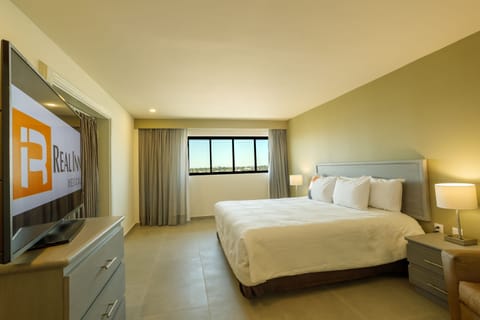 Suite Ejecutiva King | Premium bedding, in-room safe, desk, blackout drapes