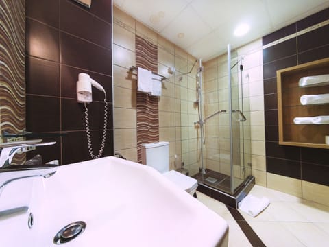 Classic Twin Room, 1 Bedroom, Smoking, Park View | Bathroom | Shower, designer toiletries, hair dryer, bathrobes
