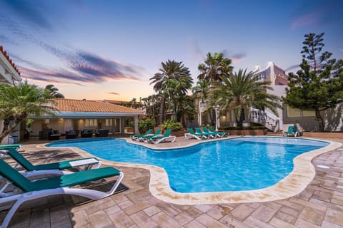 Relax and sip on your favorite drinks near the pool. Have fun and make memories.